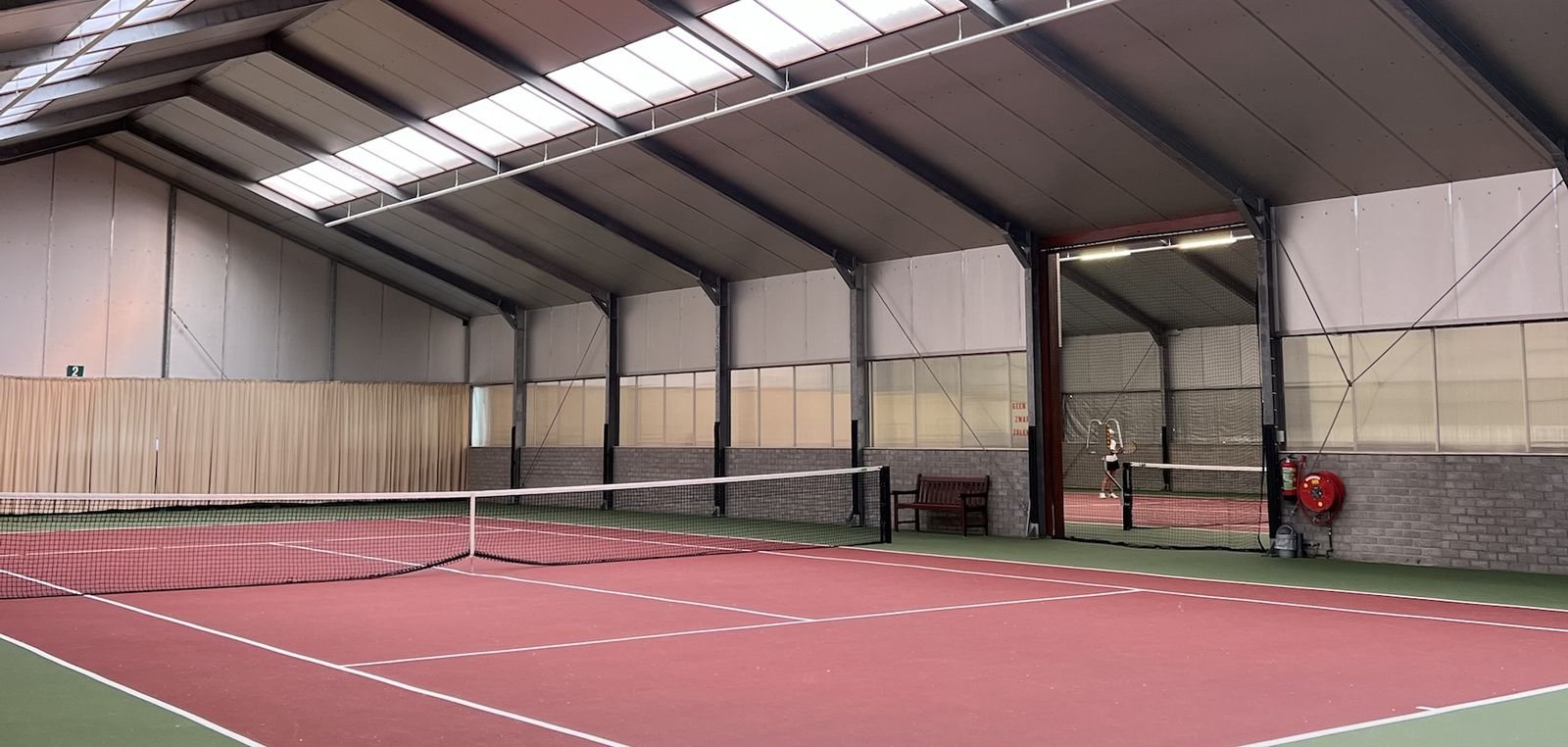 Baan 2 van Tennishal Zwaanshoek, met een doorkijk naar baan 1