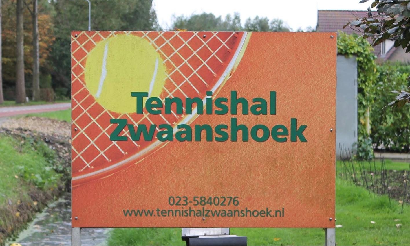 Het oranje bord van Tennishal Zwaanshoek langs de weg